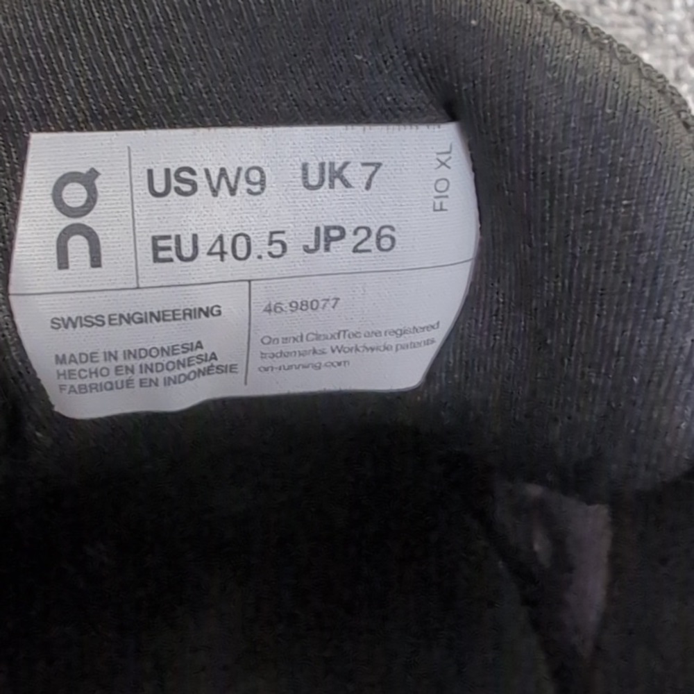 OnCloud Runner Athletic Shoes Lilac/Black/Purple - Picture 11 of 12